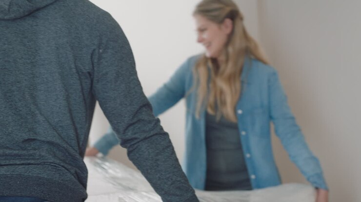 famiglia caucasica felice che si trasferisce in una nuova casa proprietari con figli che aiutano i genitori a trasferirsi in casa portando scatole che si godono il lavoro di squadra insieme ai bambini investimenti immobiliari 4k