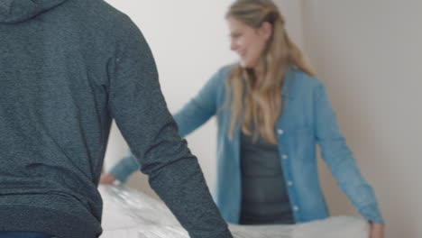 familia caucásica feliz mudándose a una nueva casa propietarios con hijos ayudando a los padres a mudarse a la casa llevando cajas disfrutando del trabajo en equipo junto con los niños inversión inmobiliaria propiedad 4k metraje