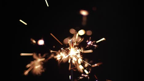 fuego de bengala en fondo negro, quemando chispas de luz en la celebración de video clip imágenes de stock.