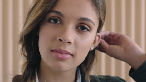 Linda-Mujer-Hispana-De-Cerca-Retrato-De-Una-Mujer-Joven-Y-Bonita-Corriendo-Con-La-Mano-Por-El-Cabello-Mirando-Confiada-Y-Relajada-Ante-La-Cámara