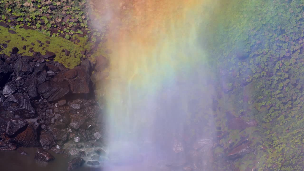 parque nacional chapada dos guimarães, mato grosso, brasil - una impresionante vista de las aguas en cascada entrelazadas con arco iris en cachoeira véu da noiva - de cerca