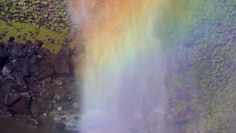 parque nacional chapada dos guimarães, mato grosso, brasil - una impresionante vista de las aguas en cascada entrelazadas con arco iris en cachoeira véu da noiva - de cerca