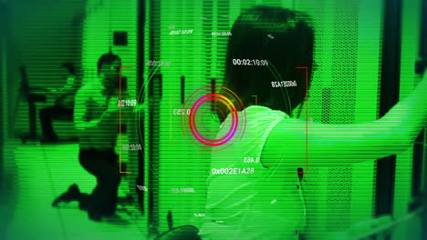 animación del procesamiento de datos sobre diversos trabajadores en la sala del servidor