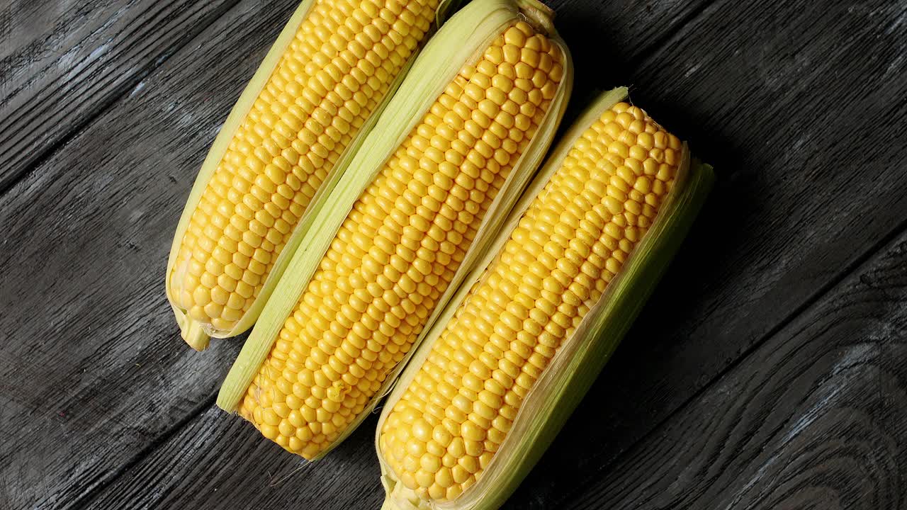 mazorcas de maíz amarillas crudas en la mesa