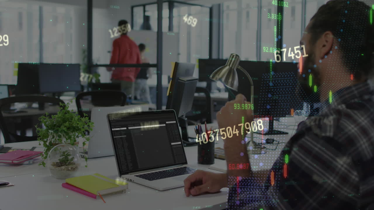 animación de gráficos, cambios de números, hombre biracial sosteniendo un lápiz y analizando códigos de computadora