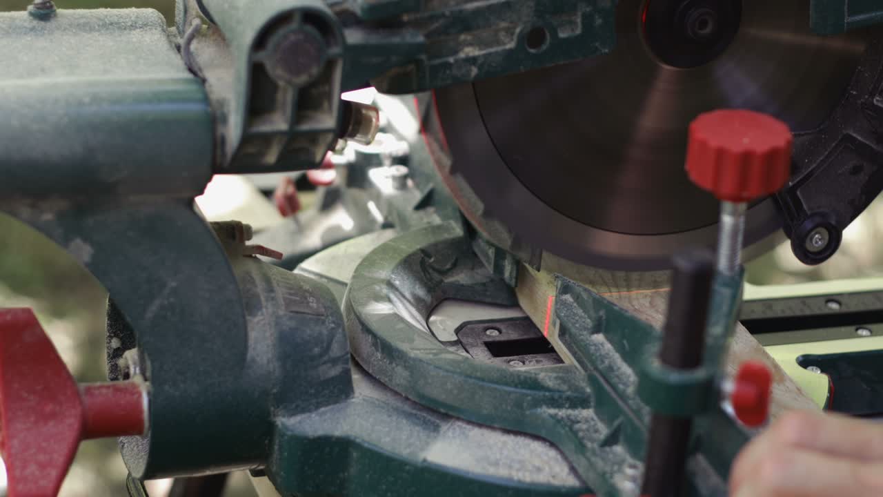 Miter saw cross cut close up