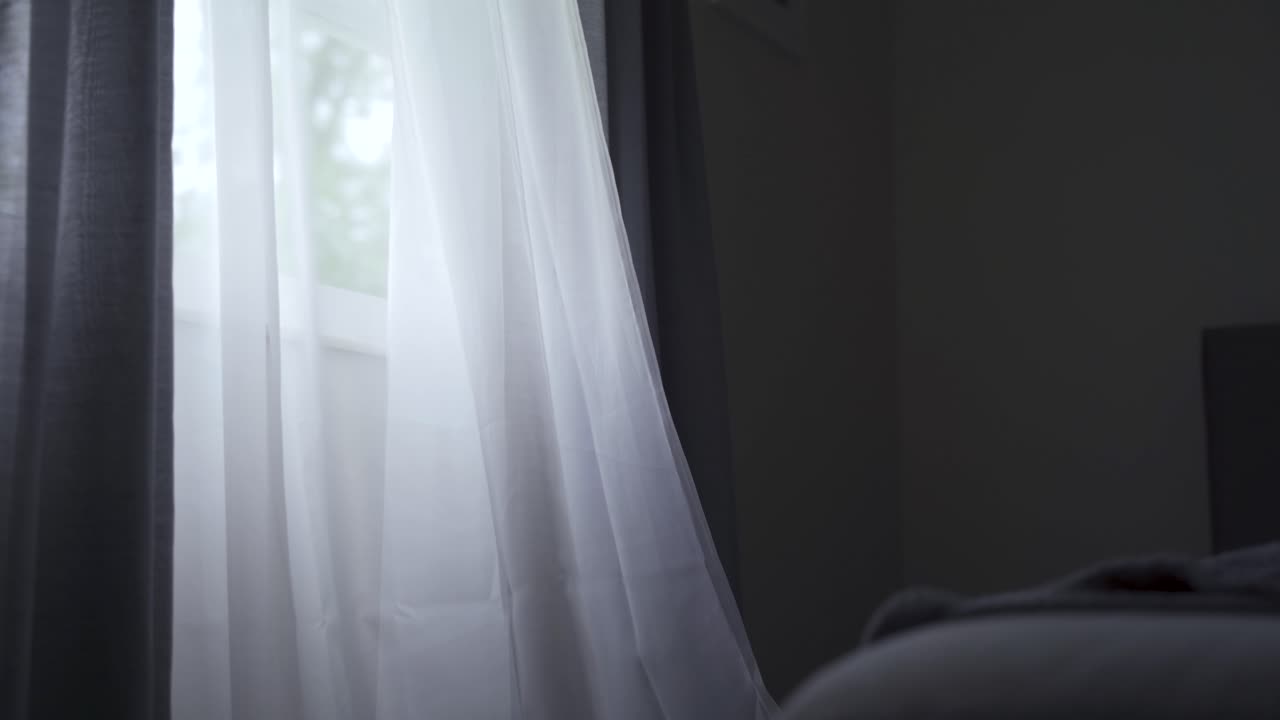 cortinas frente a una ventana abierta soplando