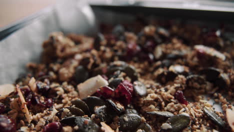 granola casera en bandeja para hornear