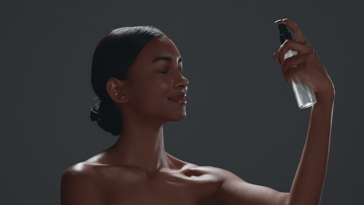 스킨케어, 얼굴 안개와 스튜디오의 젊은 여성