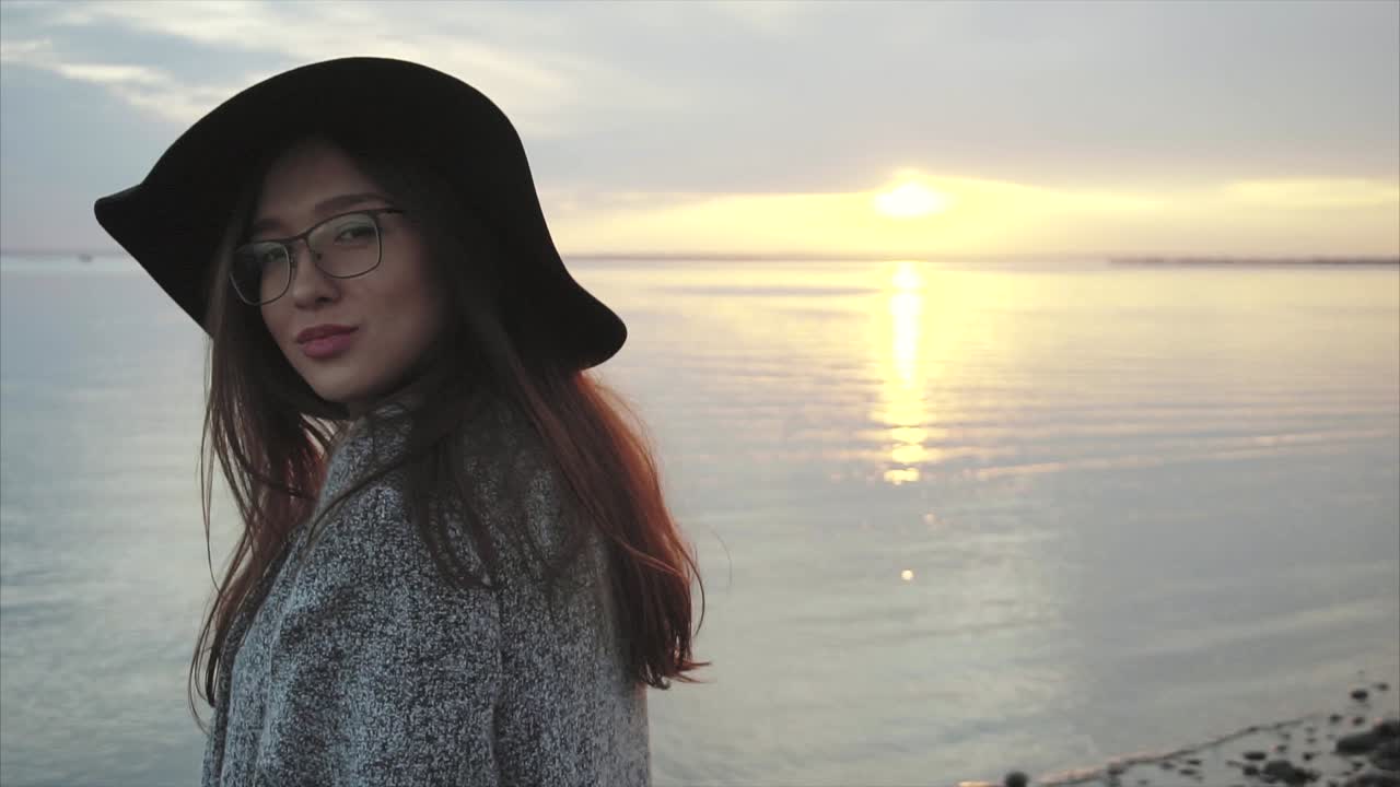 해가 지는 해변에 있는 여자