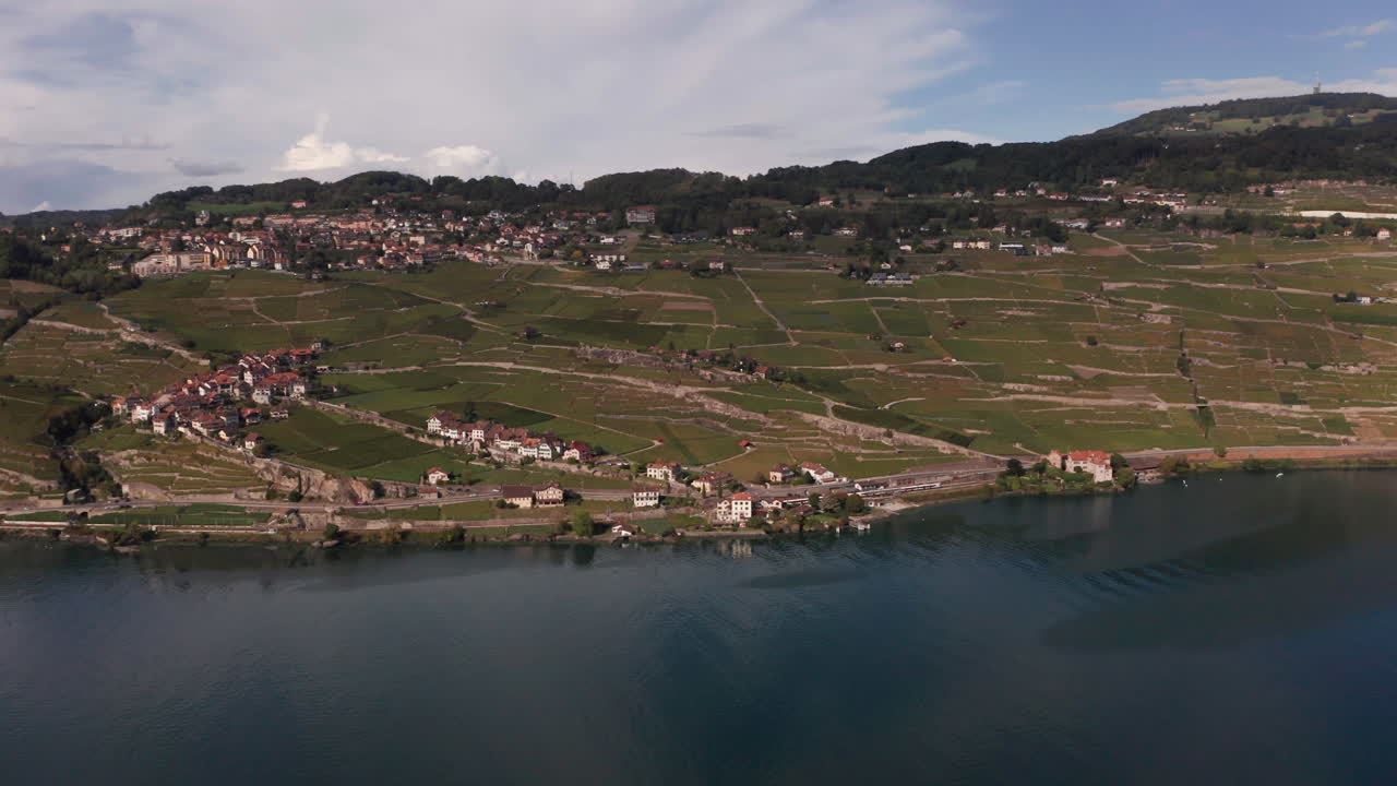Panoramica aerea di una pittoresca cittadina vicino a un bellissimo lago