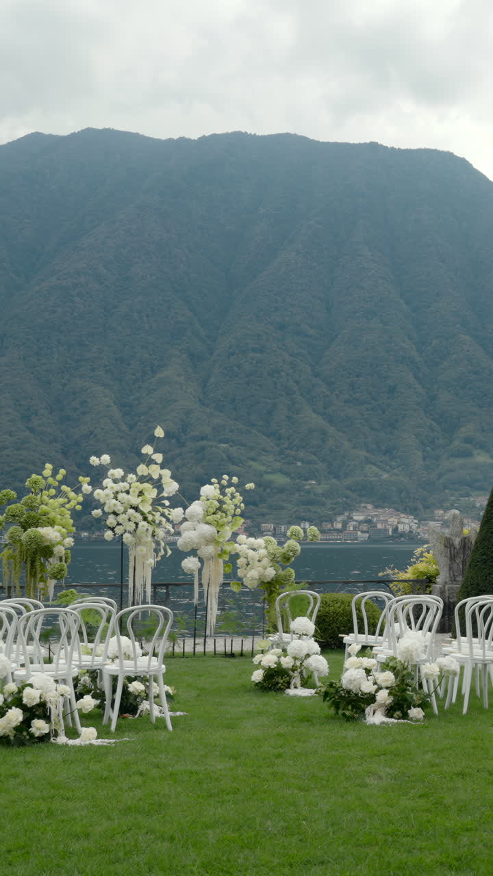 Cerimonia nuziale con decorazioni floreali e vista sulle montagne