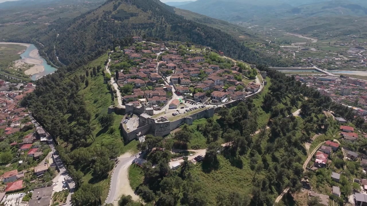 Beeindruckendes Drohnenvideo der Burg von Berat in Albanien.