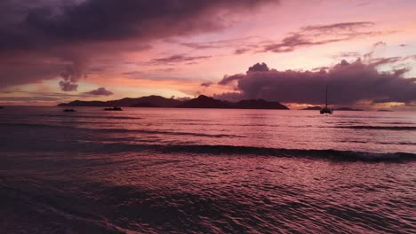 Schöner-Sonnenuntergang-Auf-La-Digue,-Einer-Insel-Der-Seychellen