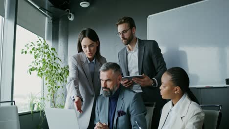 reunión de equipo de negocios en una oficina moderna