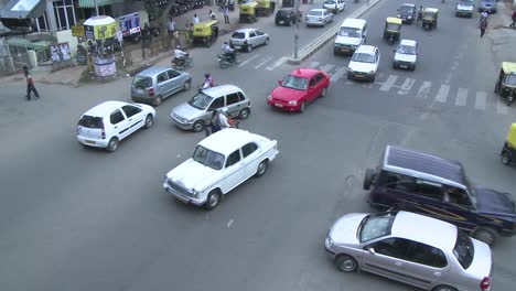 vehículos y motos pasan por una intersección concurrida que no tiene señales direccionales