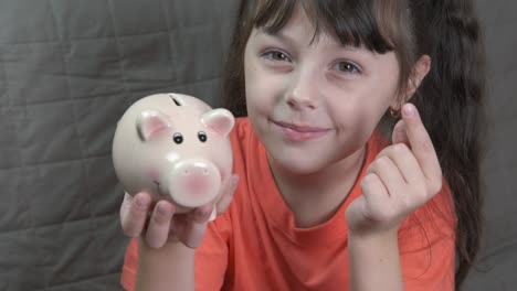 monedas de cerdo para la infancia.
