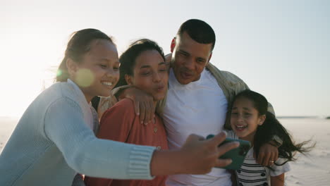 Girl-children,-parents-and-beach-selfie