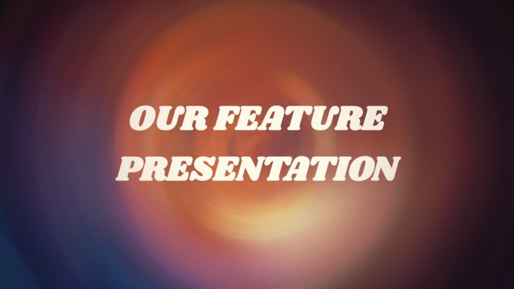Een vintage animatie, in klassieke grindhouse b-filmstijl, met de tekst "Our Feature Presentation" die vanuit verschillende hoeken naar het midden verschijnt.