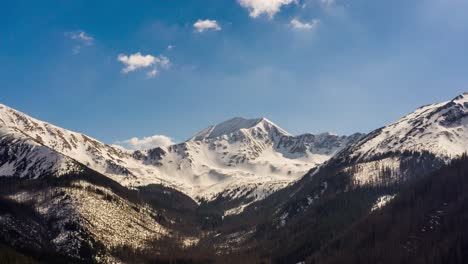 hiperlapso de picos nevados en polonia