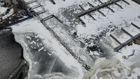 varias etapas de derretimiento alrededor de los muelles a fines del invierno