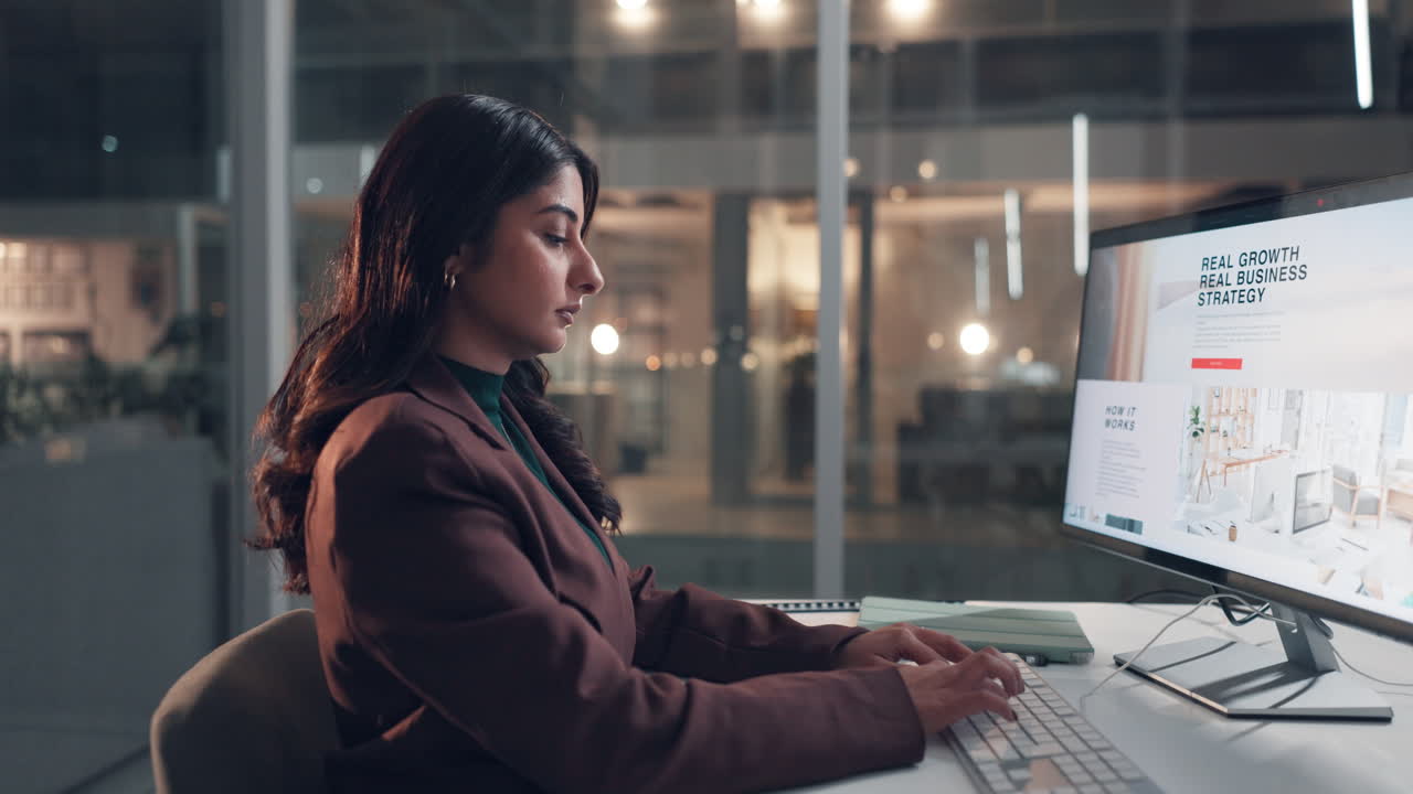 mujer trabajando en la computadora en la oficina