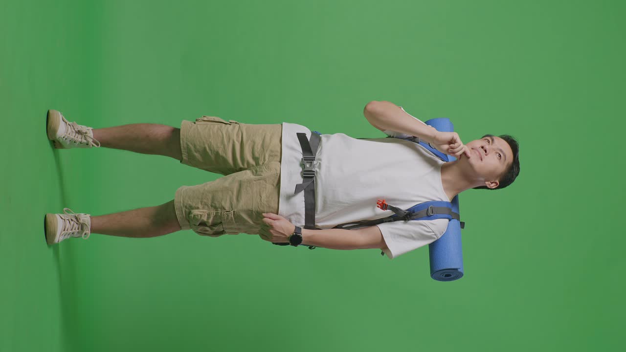 hombre con mochila en la pantalla verde