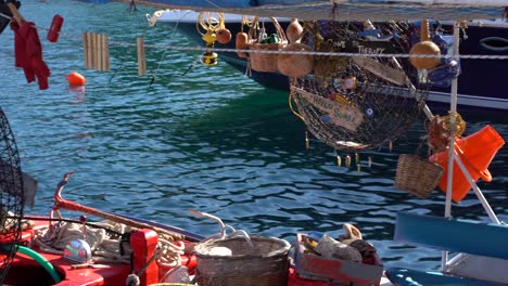 Fischer-Bereiten-Sich-Darauf-Vor,-Im-Griechischen-Hafen-Zu-Fischen