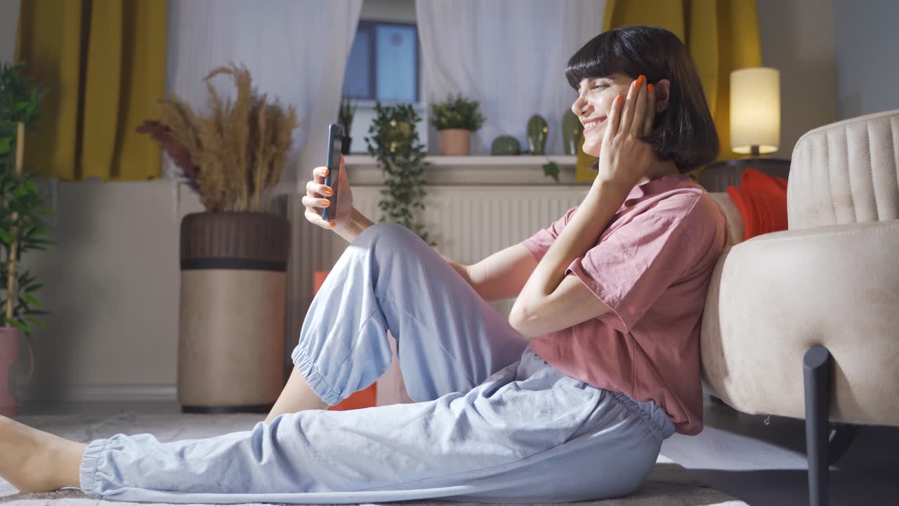 집에서 셀카를 찍는 재 ⁇ 는 남자. 행복하고 편안해.