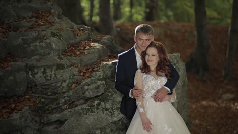 Novio-Con-Novia-En-El-Parque-Forestal.-Pareja-De-Boda.-Familia-Feliz