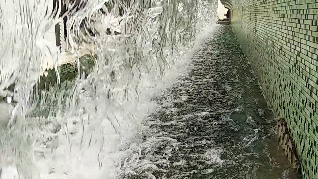 클로즈업 또는 분수 물이 도시의 작은 수영장으로 떨어집니다.