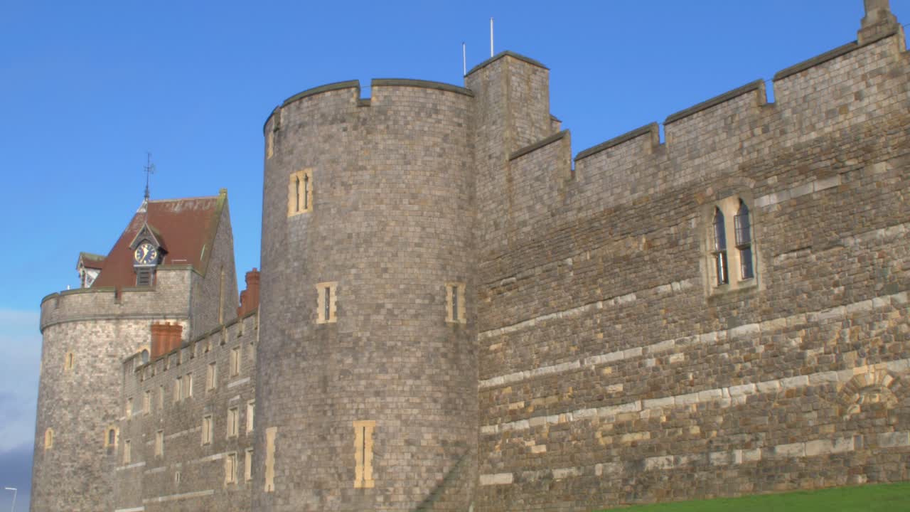 paredes de ladrillo exteriores del castillo de windsor del límite del palacio con la torre del reloj en exhibición