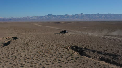 toma cinematográfica y de seguimiento de un automóvil que viaja por el cañón charyn en kazajstán