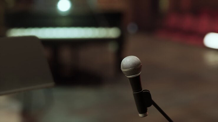 Gli artisti si preparano per una serata di musica sul palco del vecchio teatro dell'opera