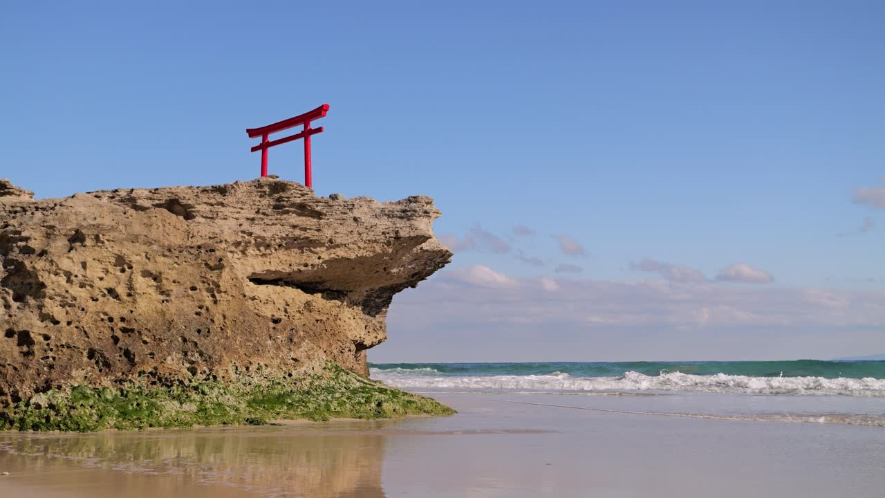 el famoso santuario de la playa de shirahama en shimoda, japón, en un día despejado.