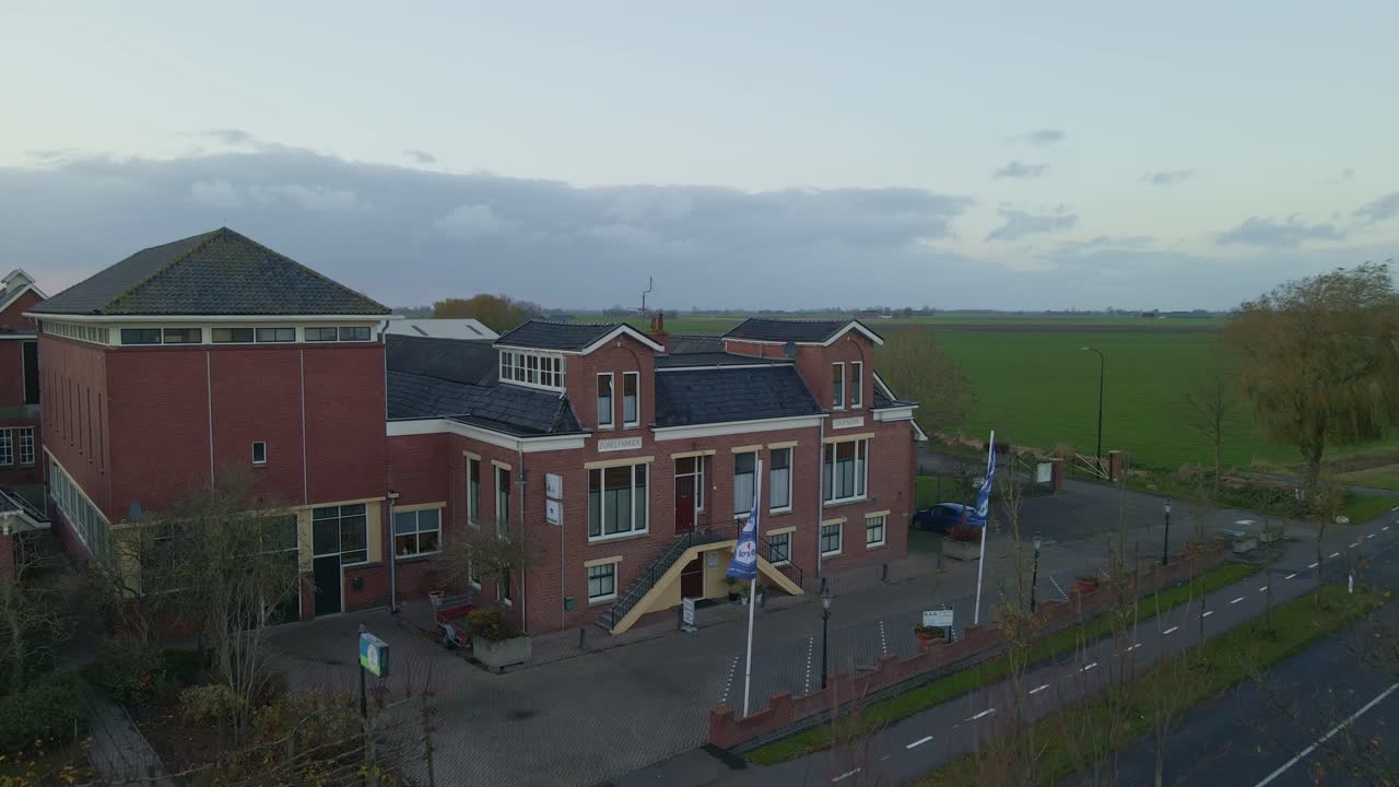 Luftfoto af fabrik langs vej med biler i Grijpskerk Groningen Holland
