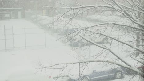 Starker-Schneesturm-Vor-Dem-Fenster-Der-Wohnung-Winter-In-Der-Stadt