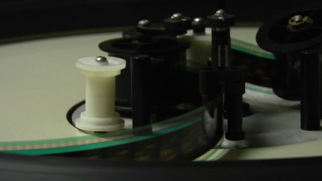 영화는 영사실 1의 평판에서 실행됩니다.