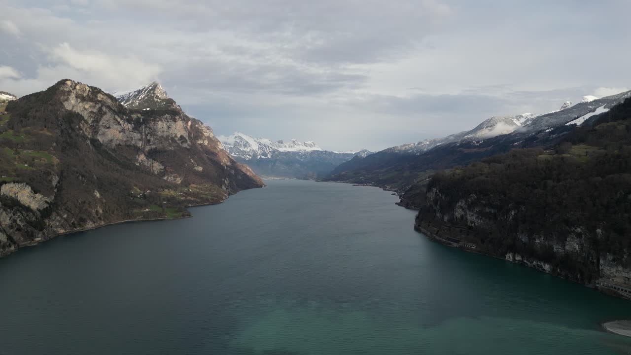 vista aérea en el medio del lago walen, walensee, suiza