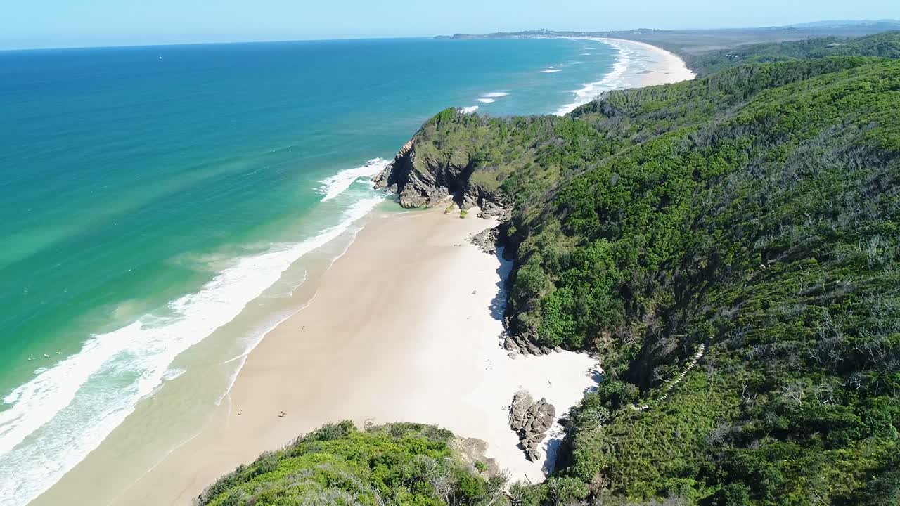 Una vista aerea mostra onde che lambiscono Whites Beach a Byron Bay, Australia 2