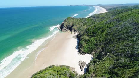 An-Vista-Aérea-View-Shows-Waves-Lapping-At-Whites-Beach-In-Byron-Bay-Australia-2