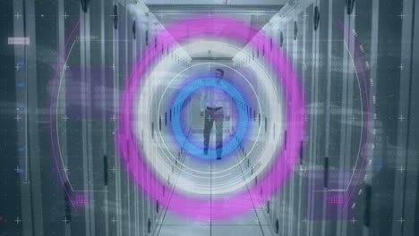 animación del escaneo del alcance sobre el hombre comprobando los servidores de la computadora en segundo plano
