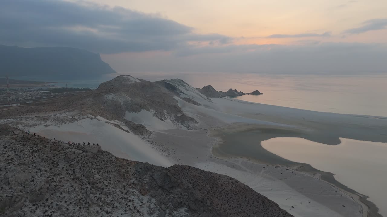 Luftfoto af bjerg i Detwah Lagune under solnedgang på Socotra Ø.