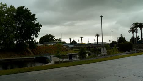 Menschen,-Die-An-Einem-Bewölkten-Tag-An-Den-Kais,-Im-Riverside-Park-Entlang-Des-Taylor-River-In-Blenheim,-Neuseeland-Spazieren-Gehen