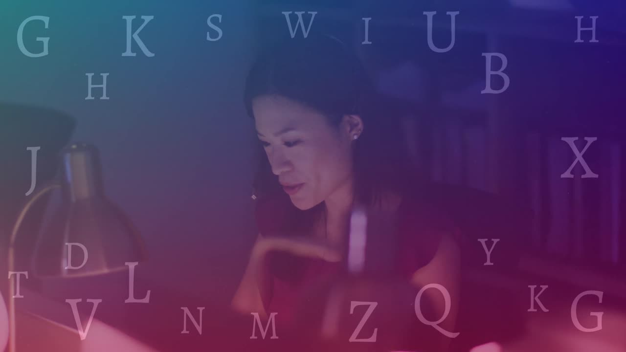 사무실에서 일하는 두 인종의 사업가에 대한 데이터 처리 애니메이션