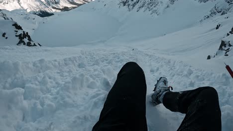 escalador cayendo por la pendiente en altas montañas
