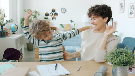 madre e hijo pasando tiempo juntos