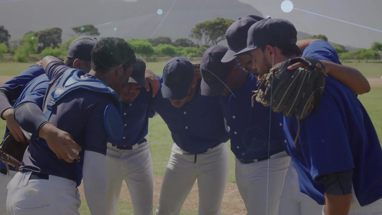 Un giocatore chiave tiene un discorso pre-partita, generando metriche animate che fluttuano sulla squadra di baseball della marina.