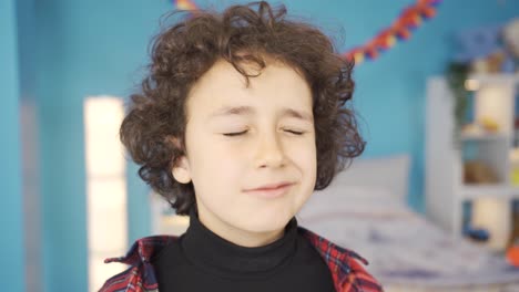 un primer plano de un niño haciendo cálculos haciendo planes en su cabeza.