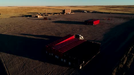 Preparación-De-La-Plataforma-De-Fracking-Del-Campo-Petrolero-Durante-La-Puesta-De-Sol